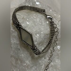 Elegant Silver Chain Bracelet with Diamond-Shaped Accent